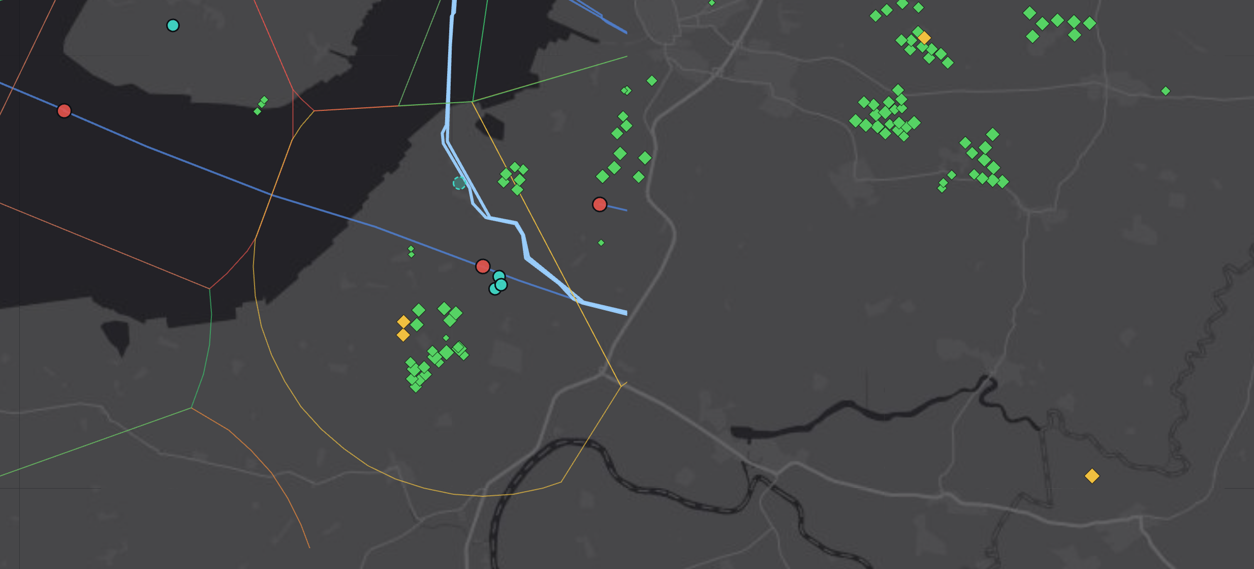 Dunkle Karte mit Voronoi-Einzugsgebieten je Umspannwerk in Ampelfarben, Hochspannungstrassen, Netzanschlusspunkten und Windenergieanlagen in Schleswig-Holstein